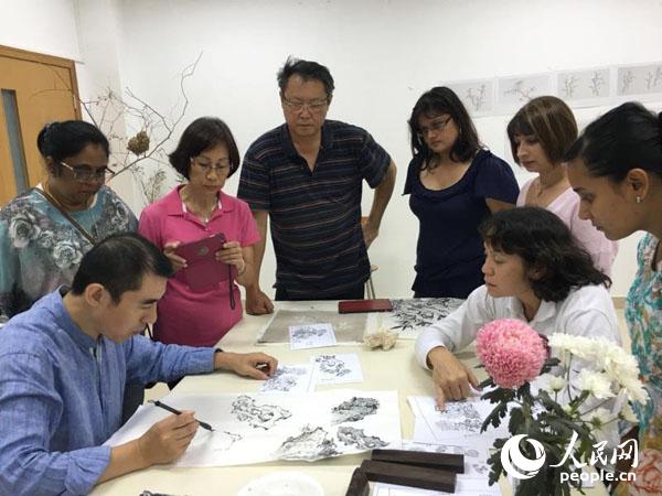 ë����˹�W(xu��)�T���ھ۾������^Ħ�ώ�ʾ���� ë����˹�Ї��Ļ����Ĺ��D