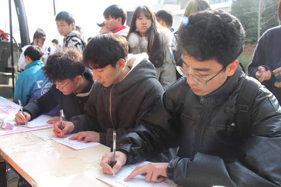 飛揚熱血青春  匯集愛心洪流——安康學(xué)院積極開展冬季獻血活動
