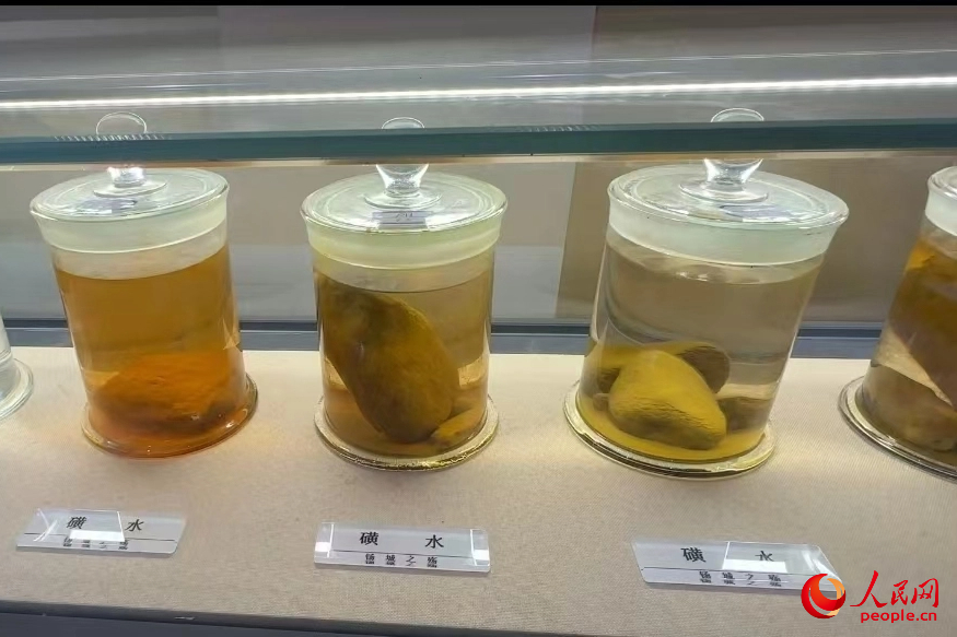 白河縣礦山生態(tài)修復(fù)科普教育示范基地展示的“磺水”。人民網(wǎng)記者 白鴿攝