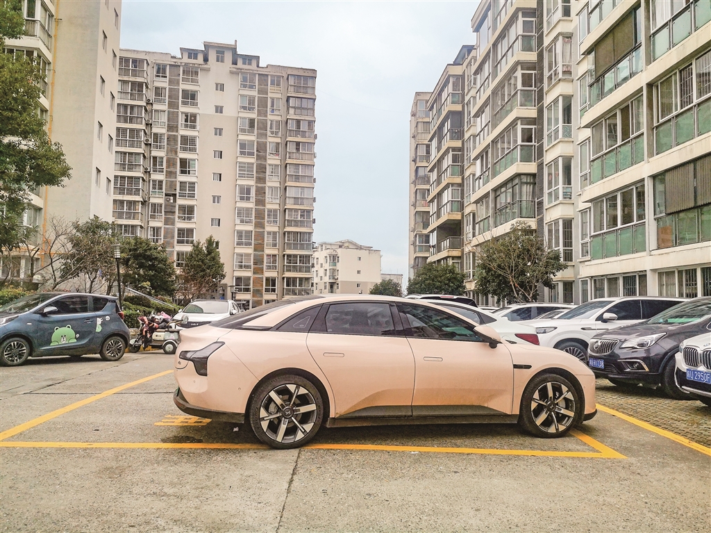 停放在黃色網(wǎng)格內(nèi)的車輛