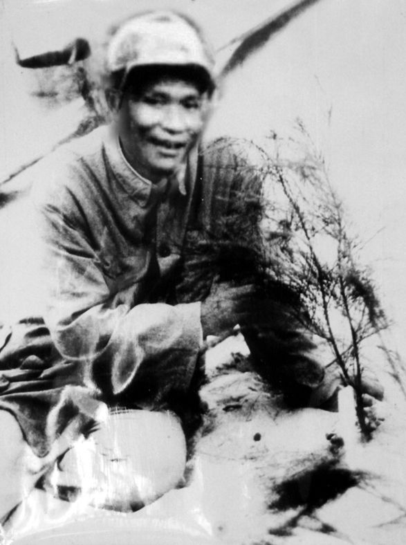 谷文昌與試種成活的木麻黃（資料照片）。