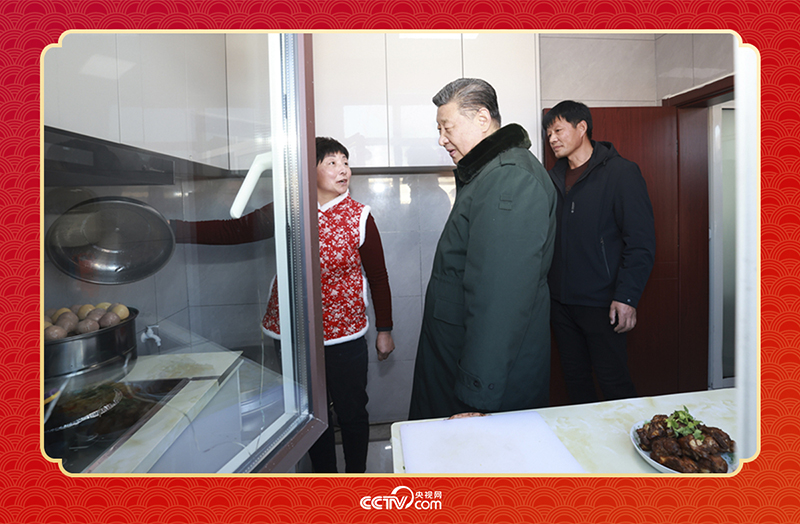 2025年春節(jié)前夕，習(xí)近平總書記在遼寧葫蘆島市綏中縣明水滿族鄉(xiāng)祝家溝村考察時(shí)，走進(jìn)村民朱西存家看望。