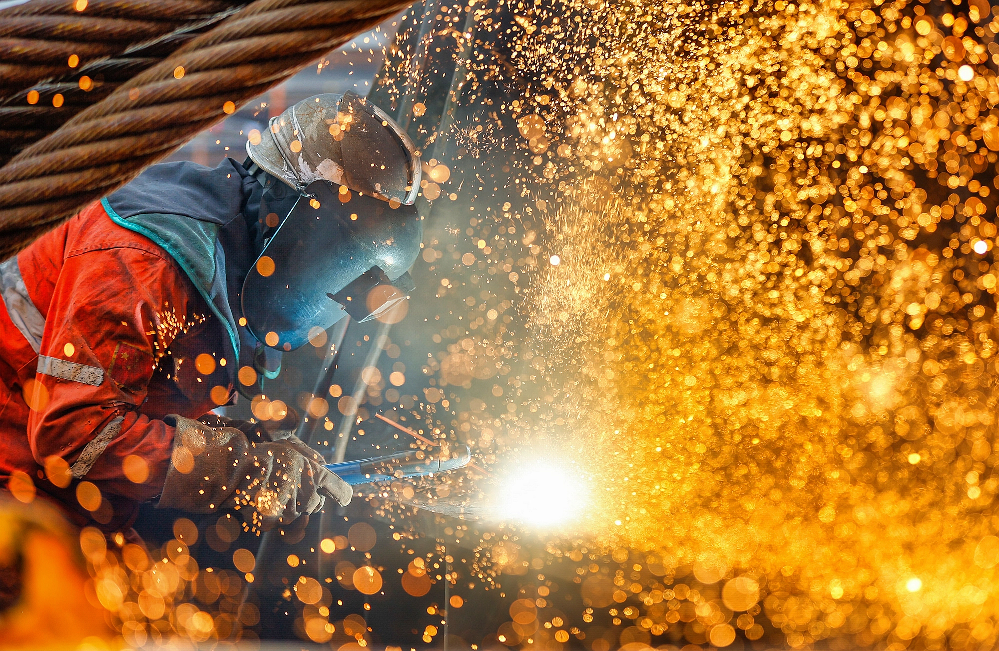 △ 2026年1月29日，在天津市濱海新區(qū)，海上油氣平臺建設工人進行現場施工。