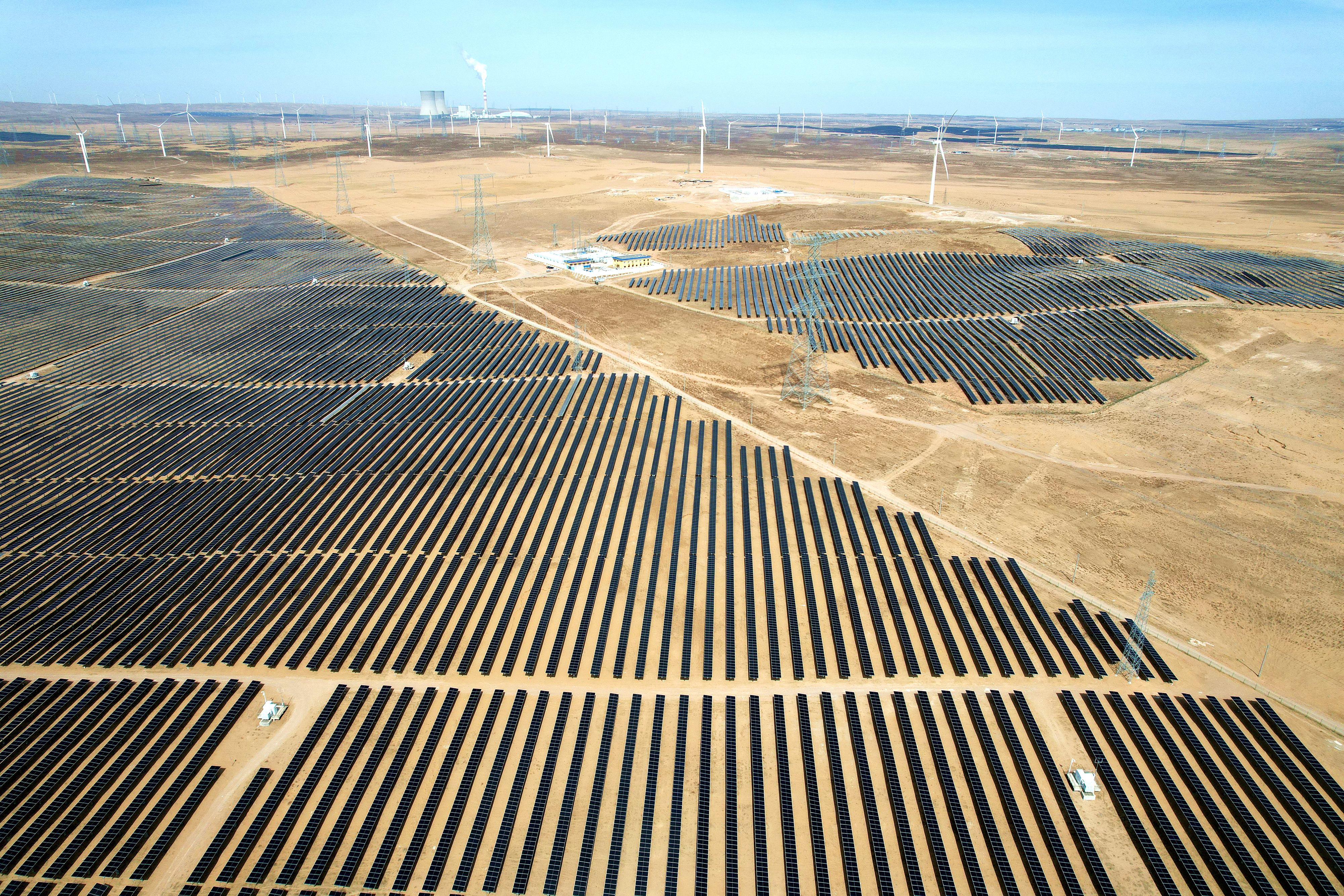 2026年3月18日，寧夏銀川，在靈武市白土崗鄉(xiāng)的一處光伏產(chǎn)業(yè)基地，成片的太陽能光伏板匯成一片“藍色海洋”。