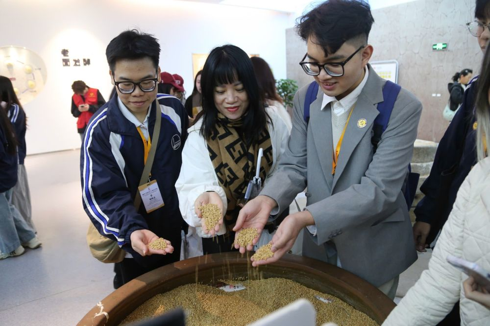 2026年3月30日，參加“紅色研學(xué)之旅”的越南青年在河北參觀新農(nóng)村建設(shè)。