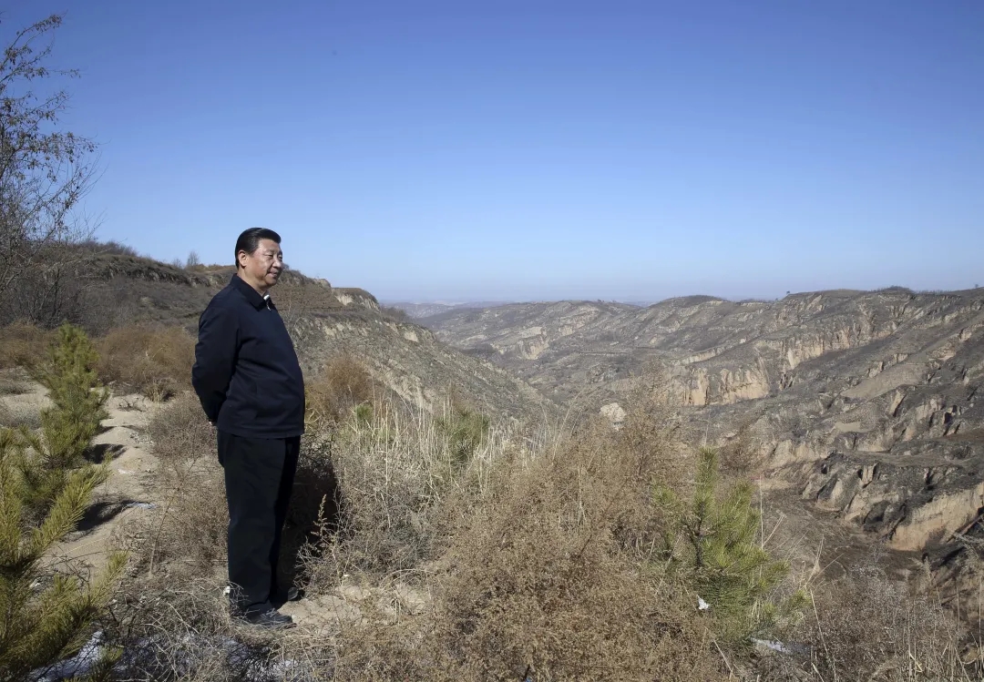 2015年2月13日，習(xí)近平回到陜西省延安市延川縣文安驛鎮(zhèn)梁家河村看望父老鄉(xiāng)親。在一段山路上，他停了下來，舉目凝望。